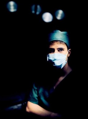 Le Docteur Jean Bon grand chirurgien specialiste des modifications du visage et d'implantation de cornes